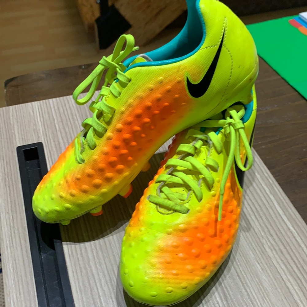 Nike 5.5 soccer outdoor cleats